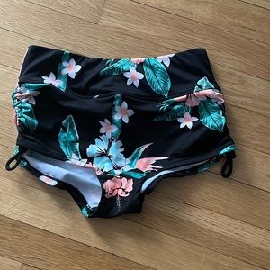 NWOT Sommer Ray Rouched Swim Shorts | Size S